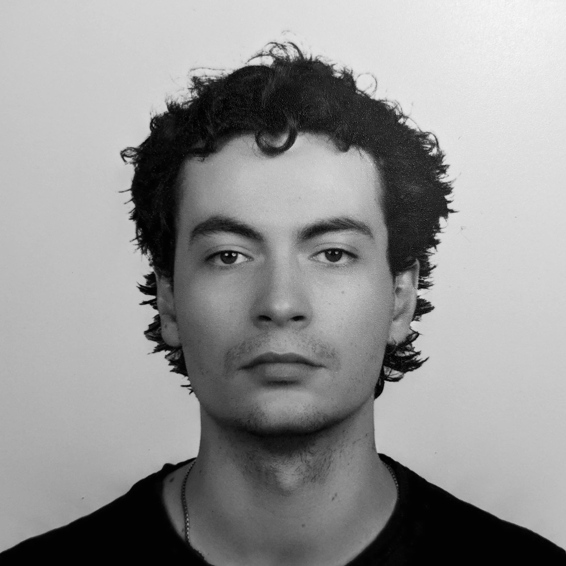 Eine Portraitaufnahme von Hannes Weigel.